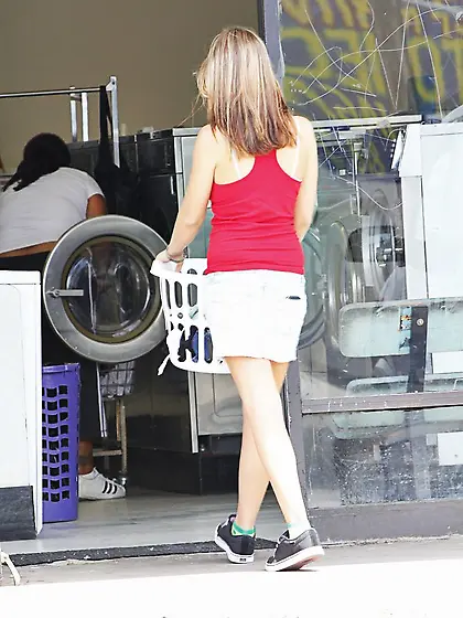 Lizzy London met a lad in a laundry, invited him to her place wh