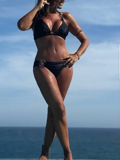 Qué caliente está la puta enseñando las piernas