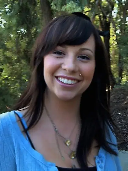 Leggy brunette teen fingering herself like crazy outdoors in a p