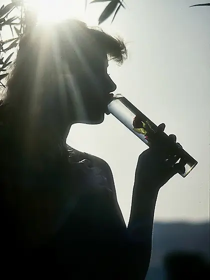 Blonde bombshell expose alluring