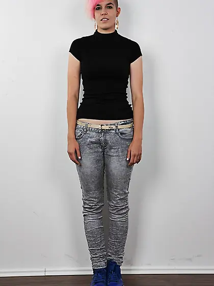 Pink-haired gal sheds jeans