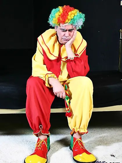 Old clown's funny fuck with foxy dark-haired...