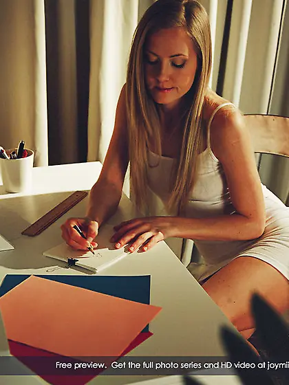 Foxy blonde rubs juicy