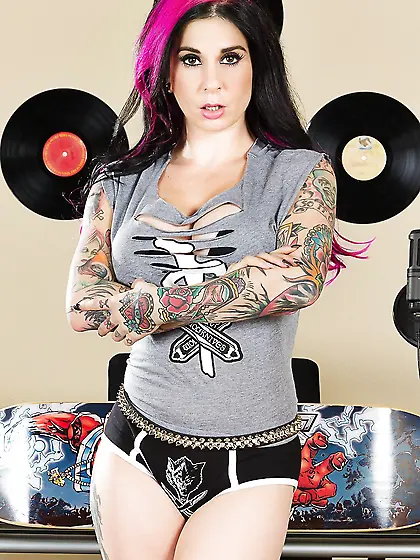 Round ass brunette big tits