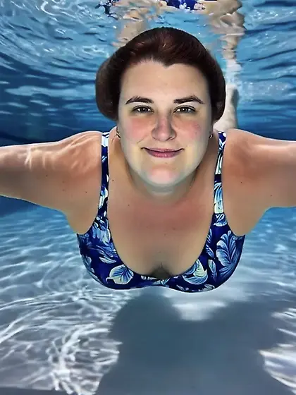 Une femme sous l'eau