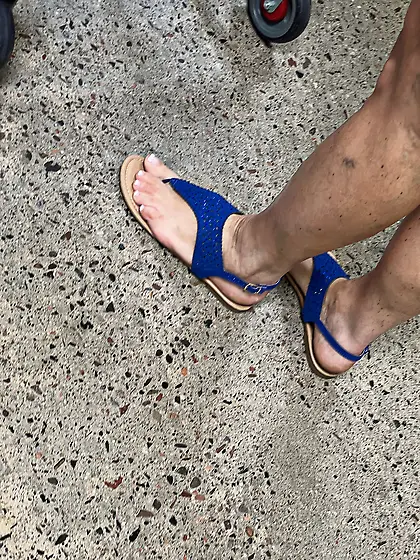 Gilfs feet at supermarket