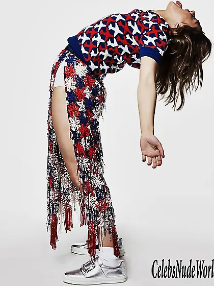 Maisie Williams Sexy Photos