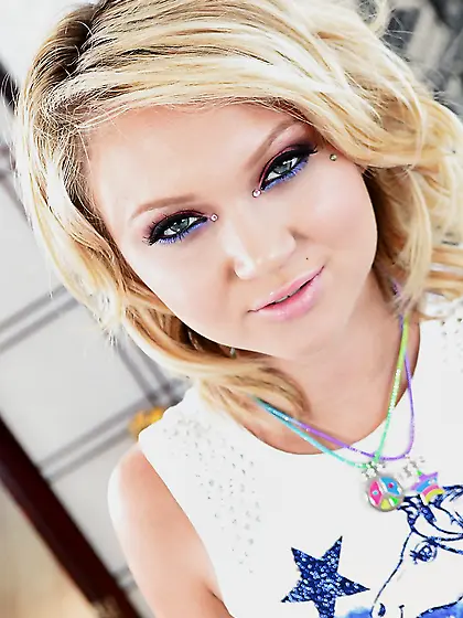 Lingerie blonde strapon