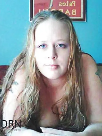 GEILE,  KLEINE SCHLAMPE MIT RIESEN TITTEN