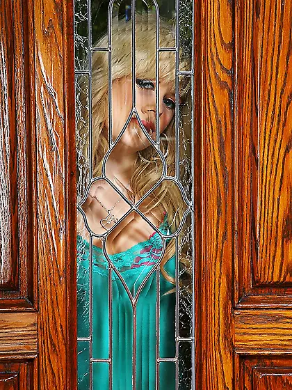 Attractive blonde babe Syren Sexton strips her pink thongs and s