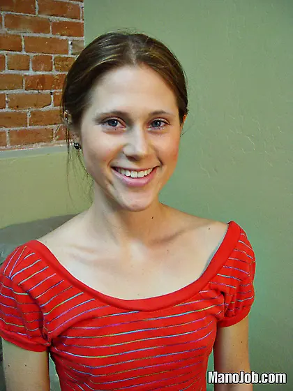 The amateur gal Makenzie Wilson tries to make the cock explode b