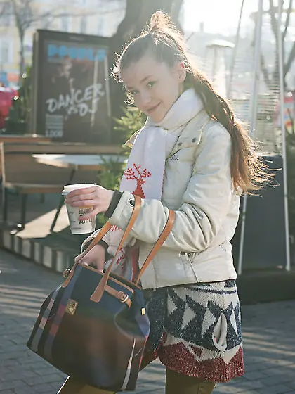 Chick wanted to flaunt pussy and one day she took part in strip