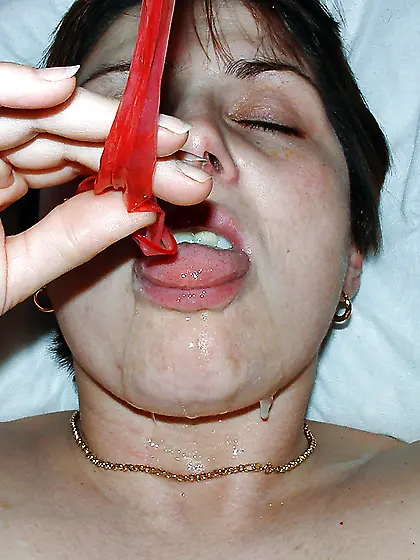 AnjaCawa muss Kondome aussaugen