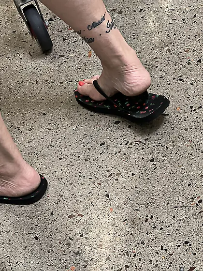 Gilfs feet at supermarket