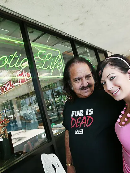 Teen babe Kenna Kane plunges into the nasty oral and pussy fuck