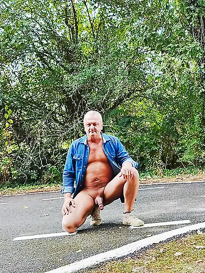 nudiste33 nu au bord de la route