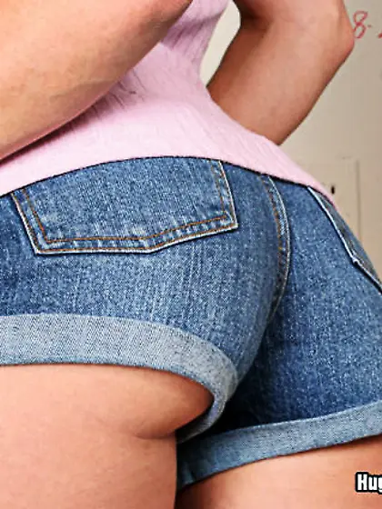 Kira Lynne with big ass and shaved pussy eats stranger's cock th