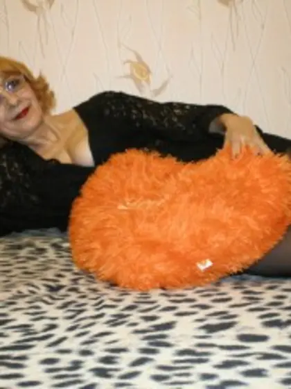 Blonde betty perform close