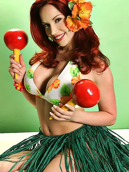 Sexy solo babe Bianca Beauchamp posing and shows her incredibly