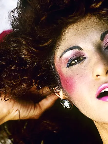 Alluring babe teases group