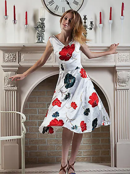 Gorgeous babe peels multi