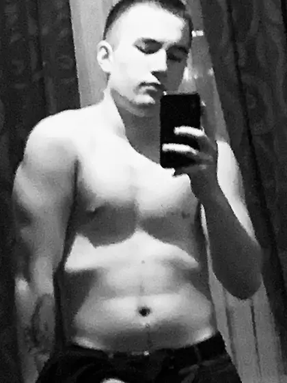 Слив молодого парня с лицом