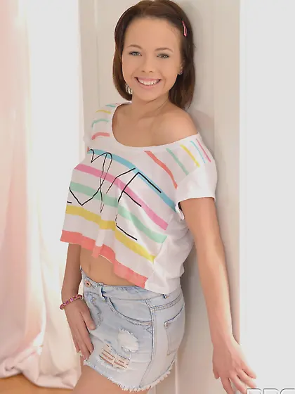 Her teasing soon turns into a hardcore self pleasure sesh