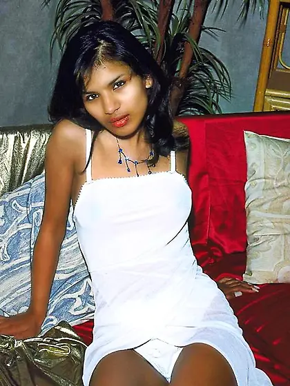 Spicy Indian teen shows the pink inside her...