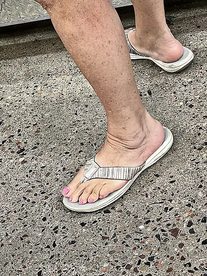 Gilfs feet at supermarket