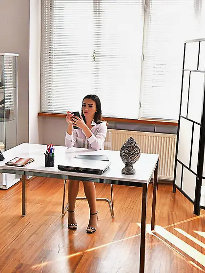 Shaved pussy sexy milf power fucked in pussy