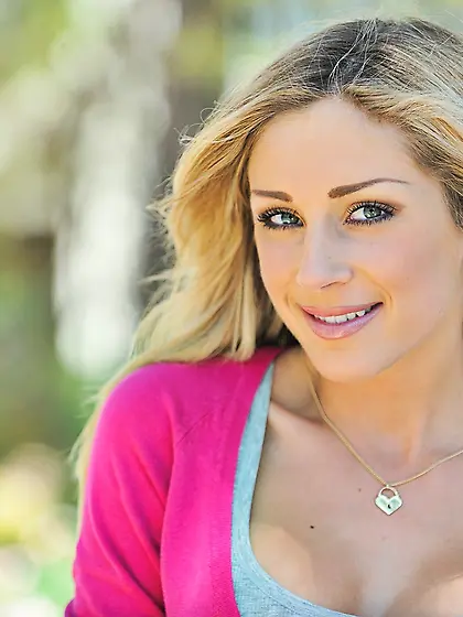 Julia Crown gets off her shirt and bras and shows her tiny and c