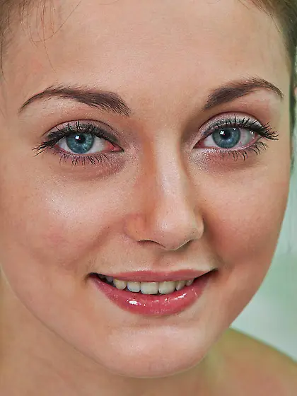 Blue-eyed and babelicious gal exposes her nice breasts on a bed