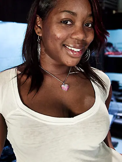 Voluptuous black amateur girl