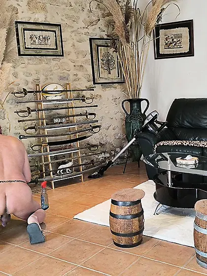 Je fais le ménage nu