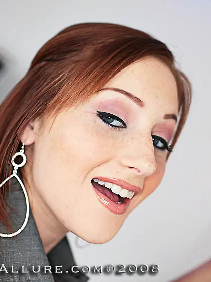 This cute bimbo Laila Allure can do nothing but please the throb