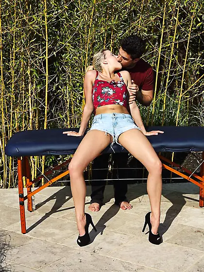 Dude drills Mia Malkova with a fucking machine and gets an oral