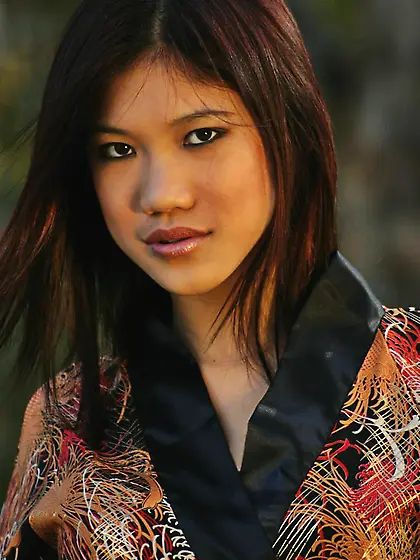 Asian beauty in a traditional outfit shows her insane flexiblity