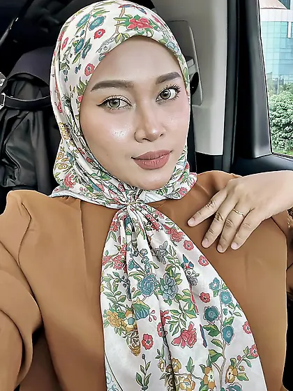 anyone interested to cum on this bitch?