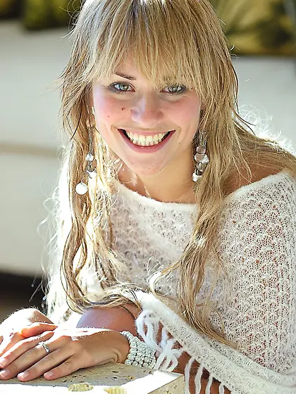 Hot blonde with shaved pussy loves anal and prepares buttplug fo