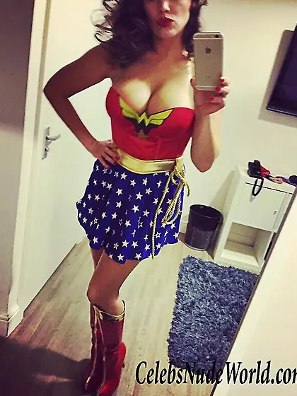 Kelly Brook Cleavage Pics
