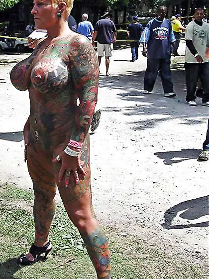 Die Drecksau mit den Hammertattoos!