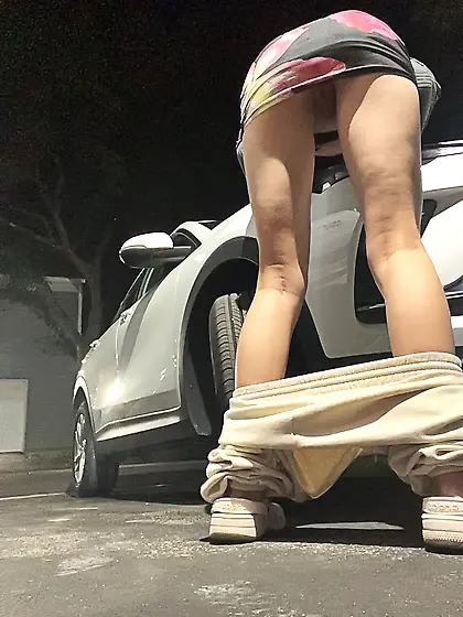 White thot loves to show off body