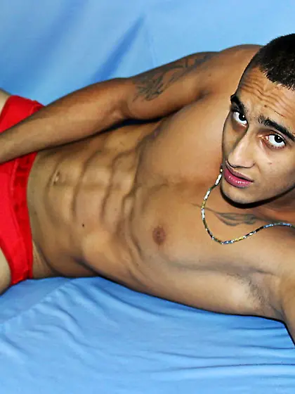 Latin man ahngelbad striptease