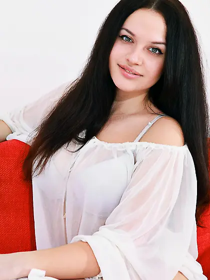 All natural brunette Marisa Nicole flaunts her busty melons in a