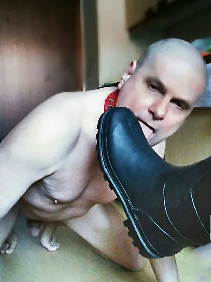 naked hardcore amateur boot fetish slave licks