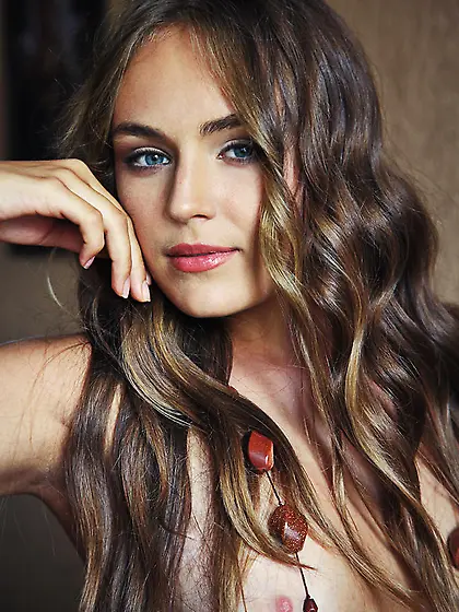 Chocolate cutie wants you inside her blanket