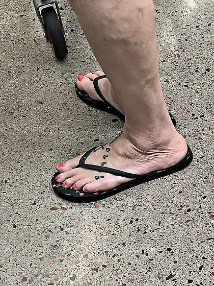 Gilfs feet at supermarket