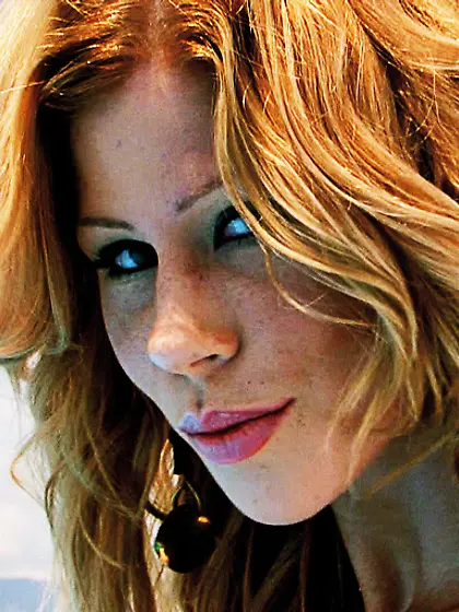 Gorgeous redhead pose topless