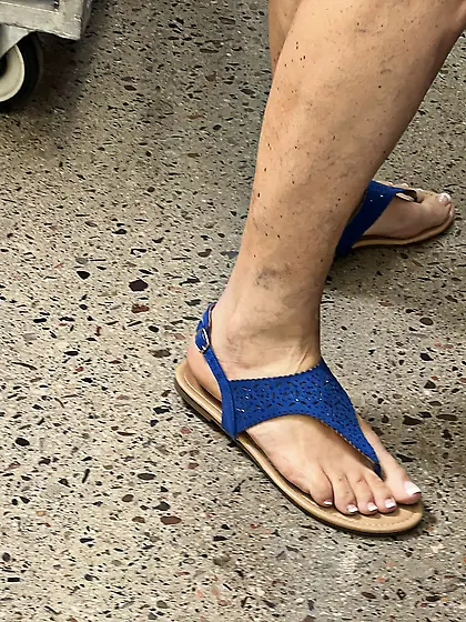 Gilfs feet at supermarket