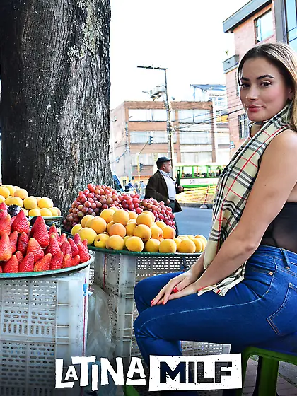 Colombian babe fucks during her lunch break